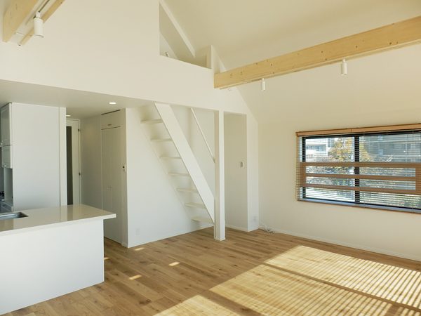 吹き抜け天井に木の梁で作ったオリジナル照明